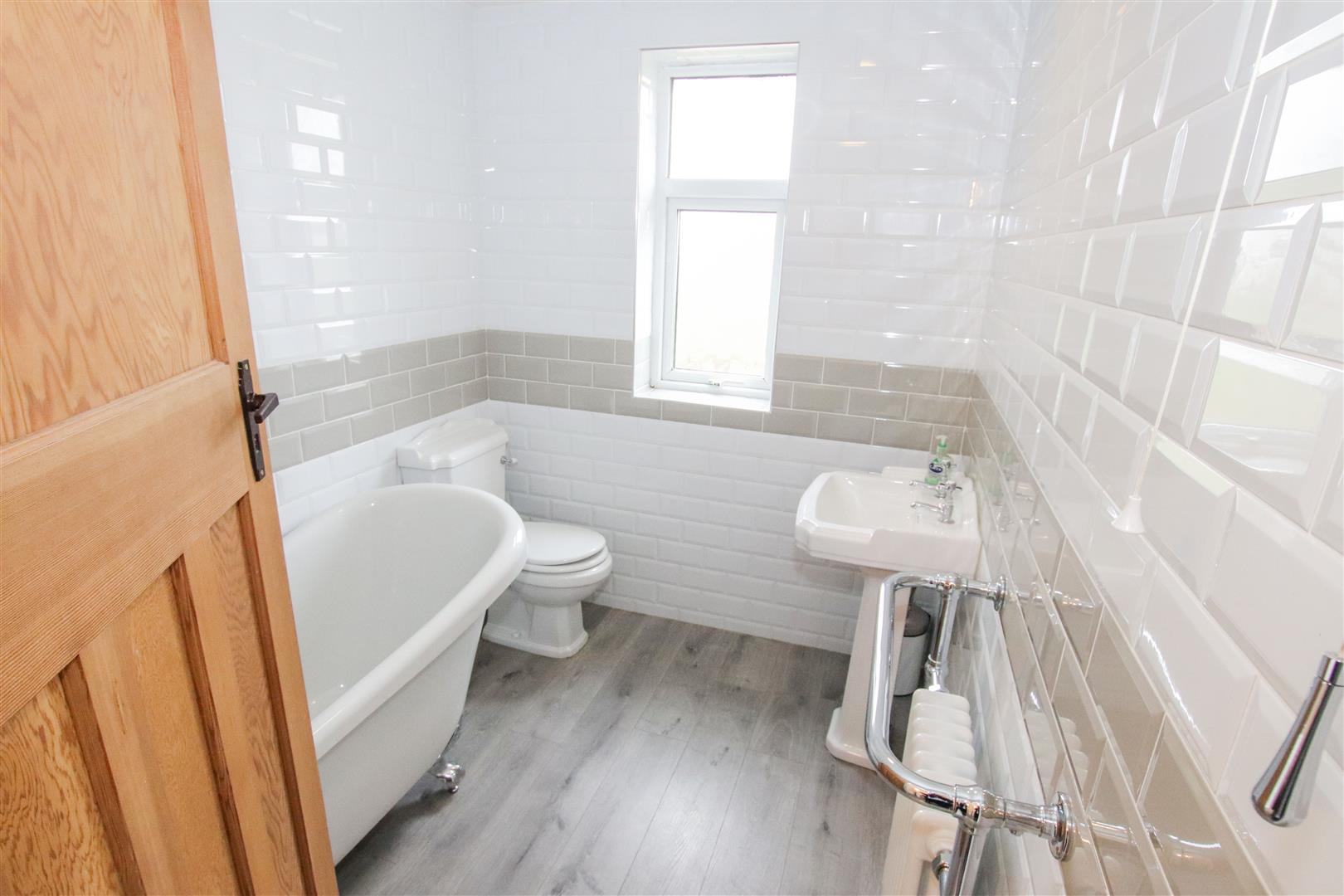 LUXURY FIRST FLOOR FULLY TILED BATHROOM